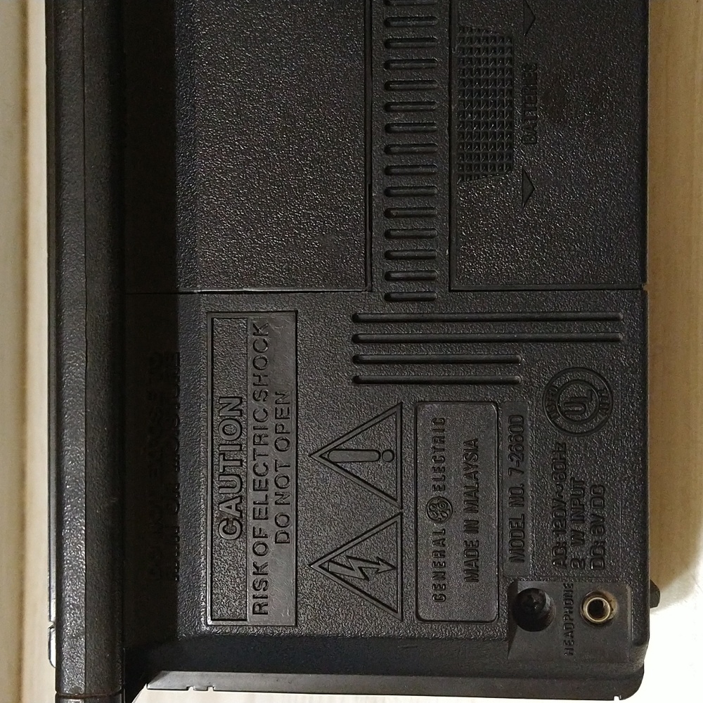 Vintage General Electric GE Portable AM/FM Radio 2-Way Power Model 7-2660D - Picture 5 of 5